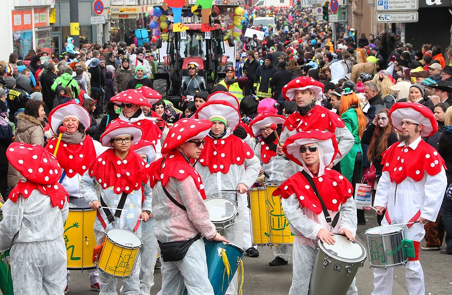 Fußgruppen in der Bahnhofstrasse. Vorne " Ramba Samba " aus Bliesen.