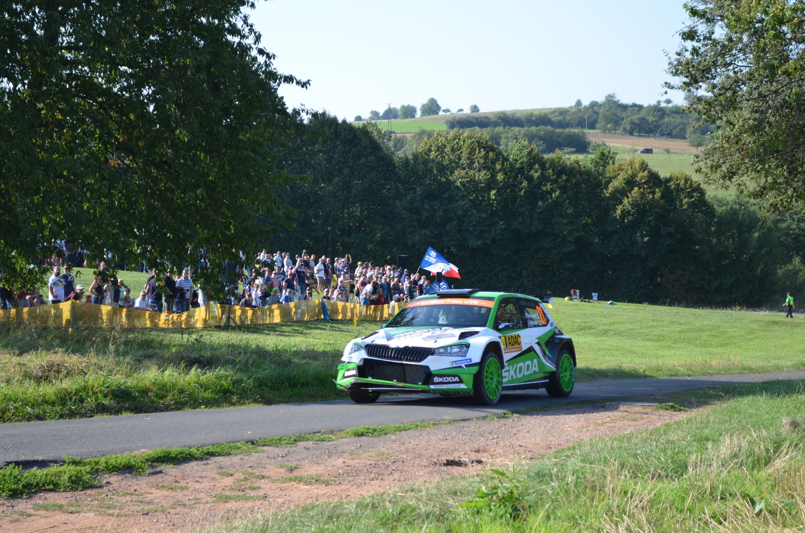 ein rallye auto fährt bei der adac rallye 2019 in St. wendel