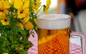 ein maß steht neben gelben blumen auf einem tisch