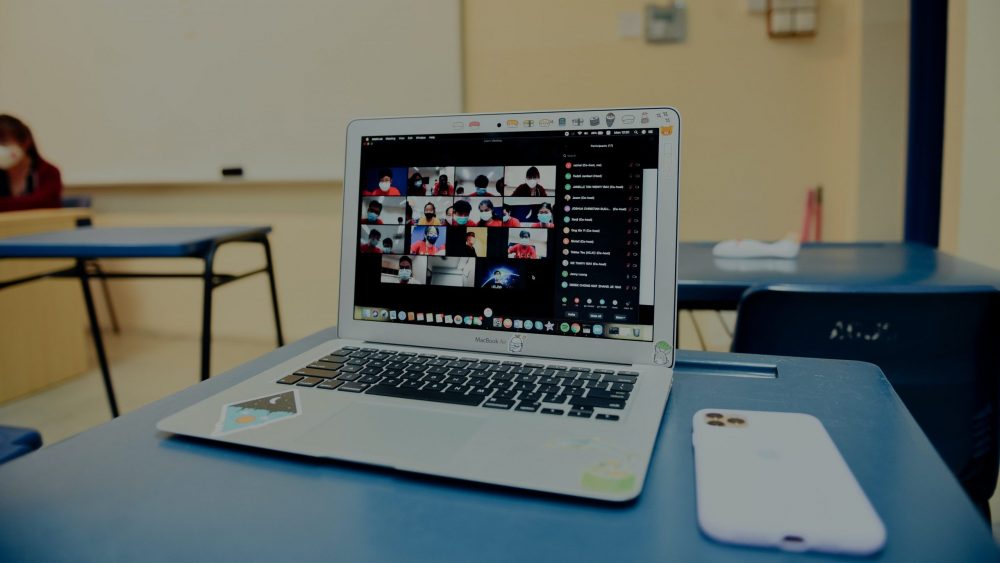 ein laptop auf dem ein online seminar stattfindet