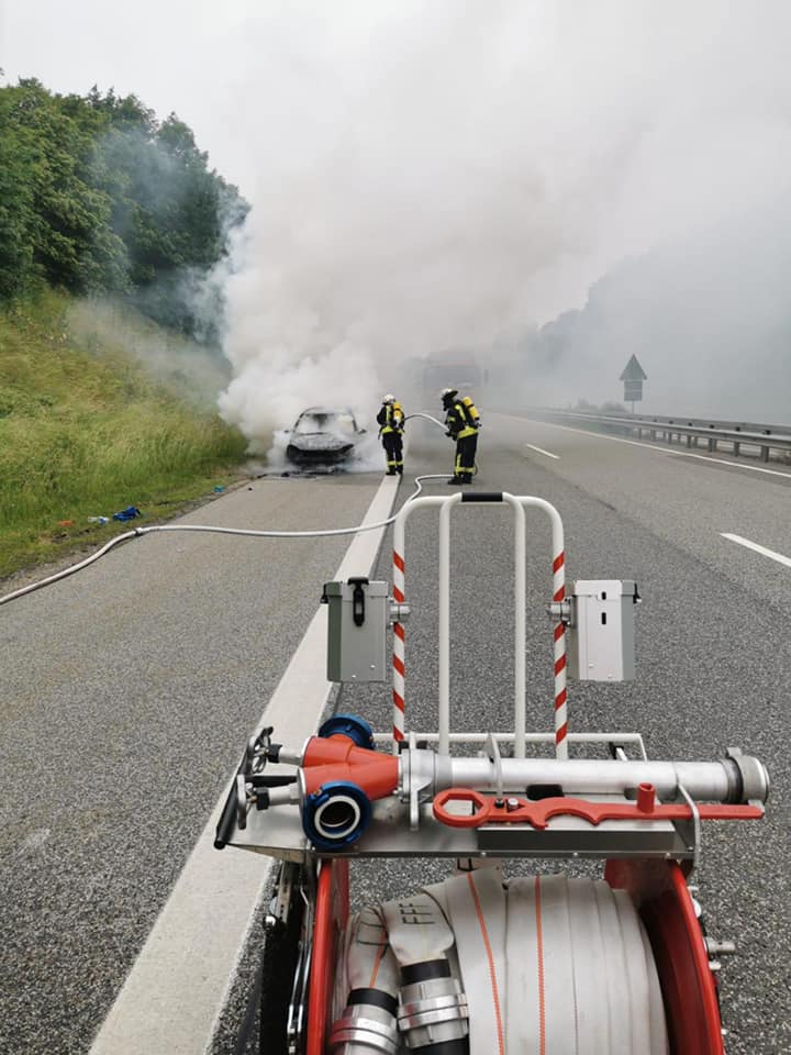 Auto brennt, Vollbrand, Autobahn
