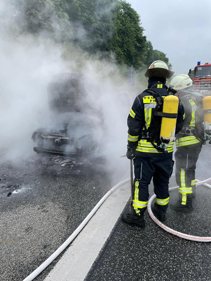 Auto brennt, Vollbrand, Autobahn