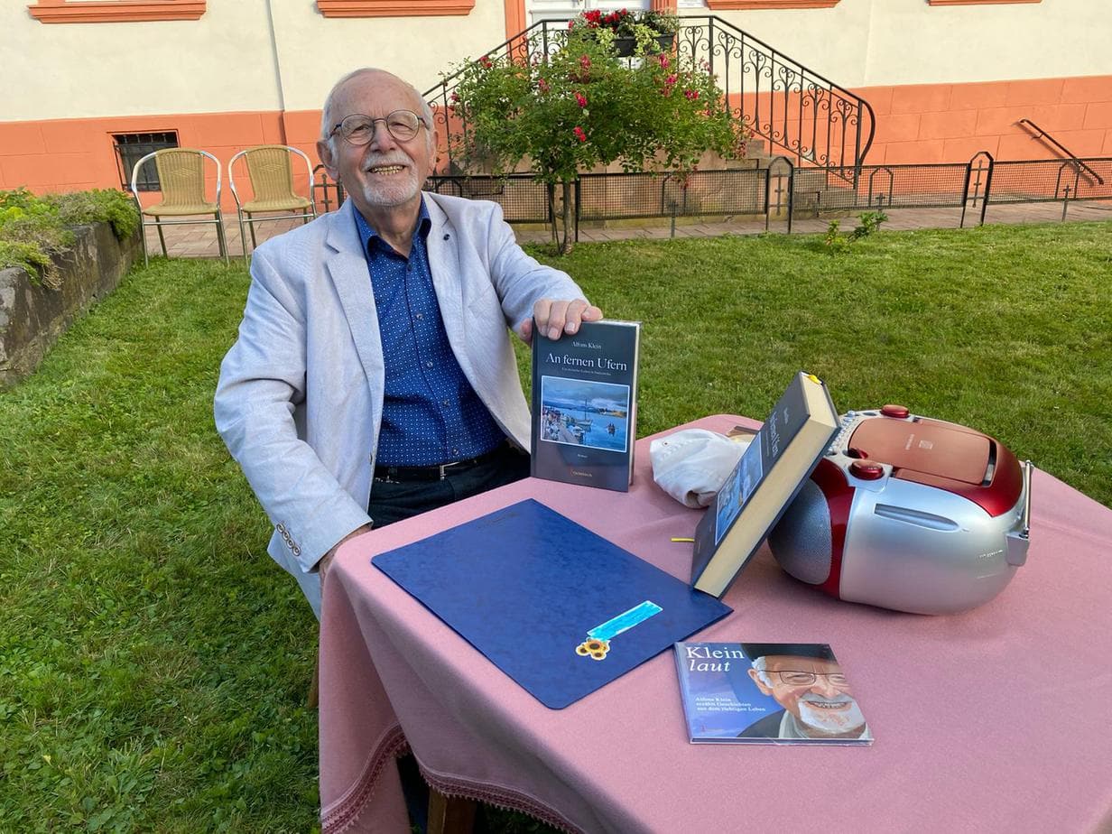 Gespräche im Pfarrgarten: Dr. Alfons Klein gab eine Lesung seines Romans an fernen Ufern
