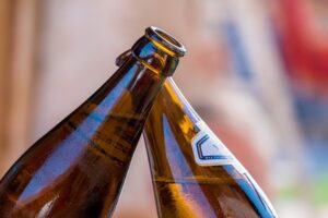 Zwei Bierflaschen, die anstoßen