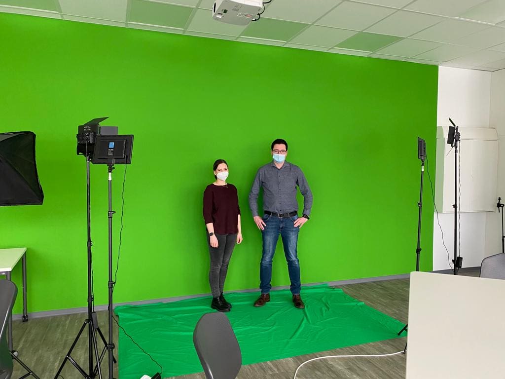 Französischlehrerin Jessica Klaiber und Schulleiter Marc André Müller vorm Greenscreen im MakerSpace-Raum (Foto: Jessica Weber)