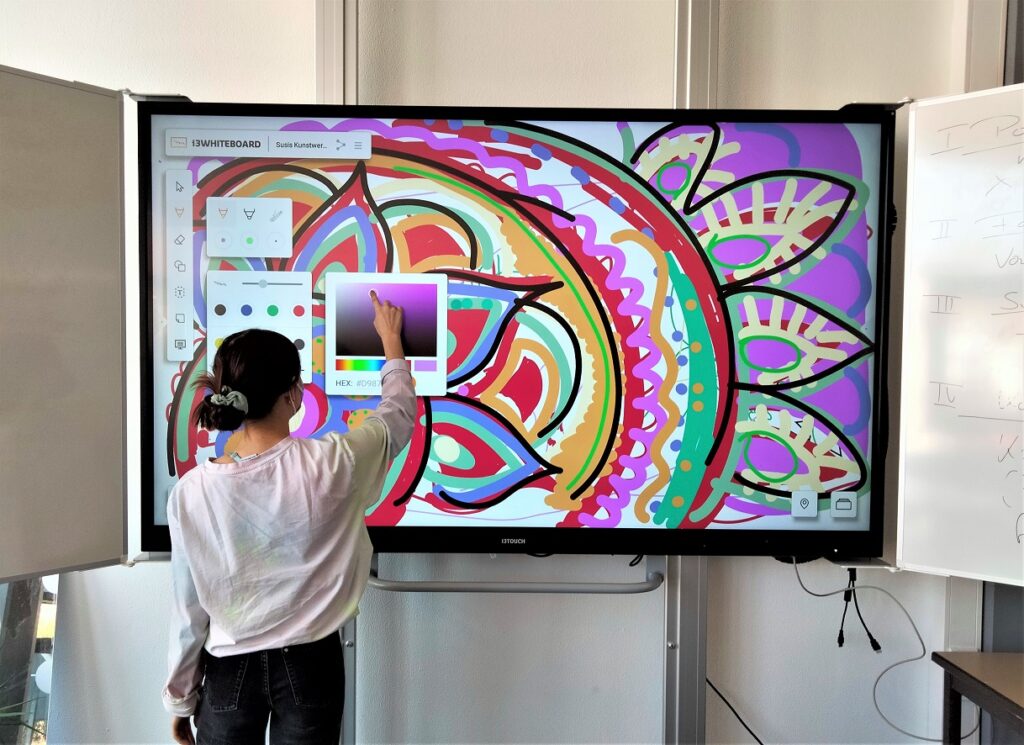 Susan Kutscher (11b) nutzt die digitale Tafel für eigene Kunstwerke (Foto: Mörsdorf/Schule)