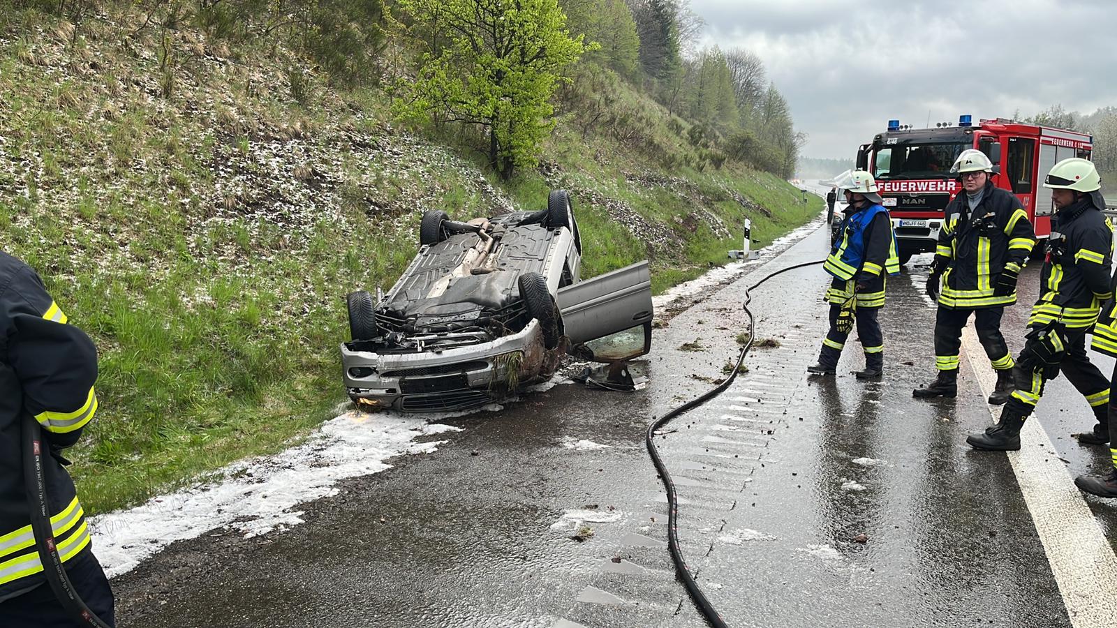 Gestern hat sich ein Auto auf der A1 in Fahrtrichtung Trier zwischen Primstal und Braunshausen überschlagen (Foto: Feuerwehr/Lukas Becker)