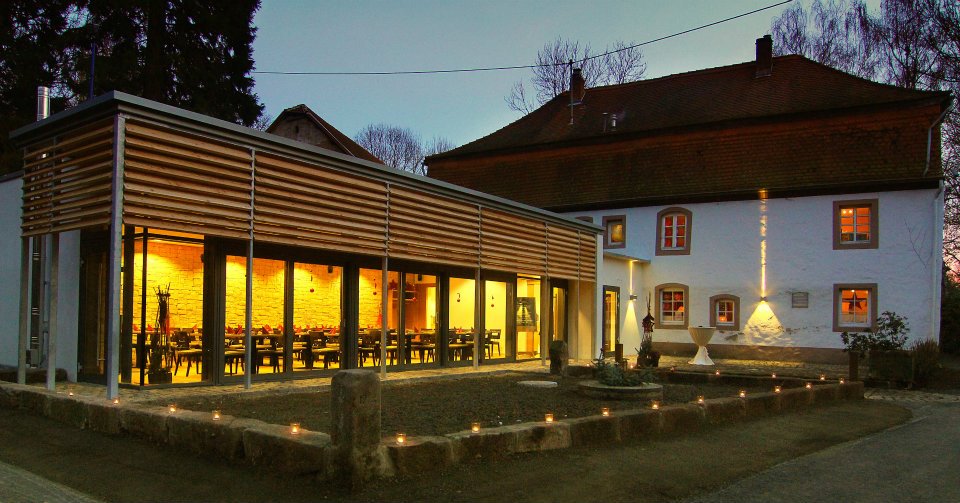 Die Felsenmühle in St. Wendel (Blick vom Parkplatz auf den Wintergarten hinterm Haus) Foto: Felsenmühle