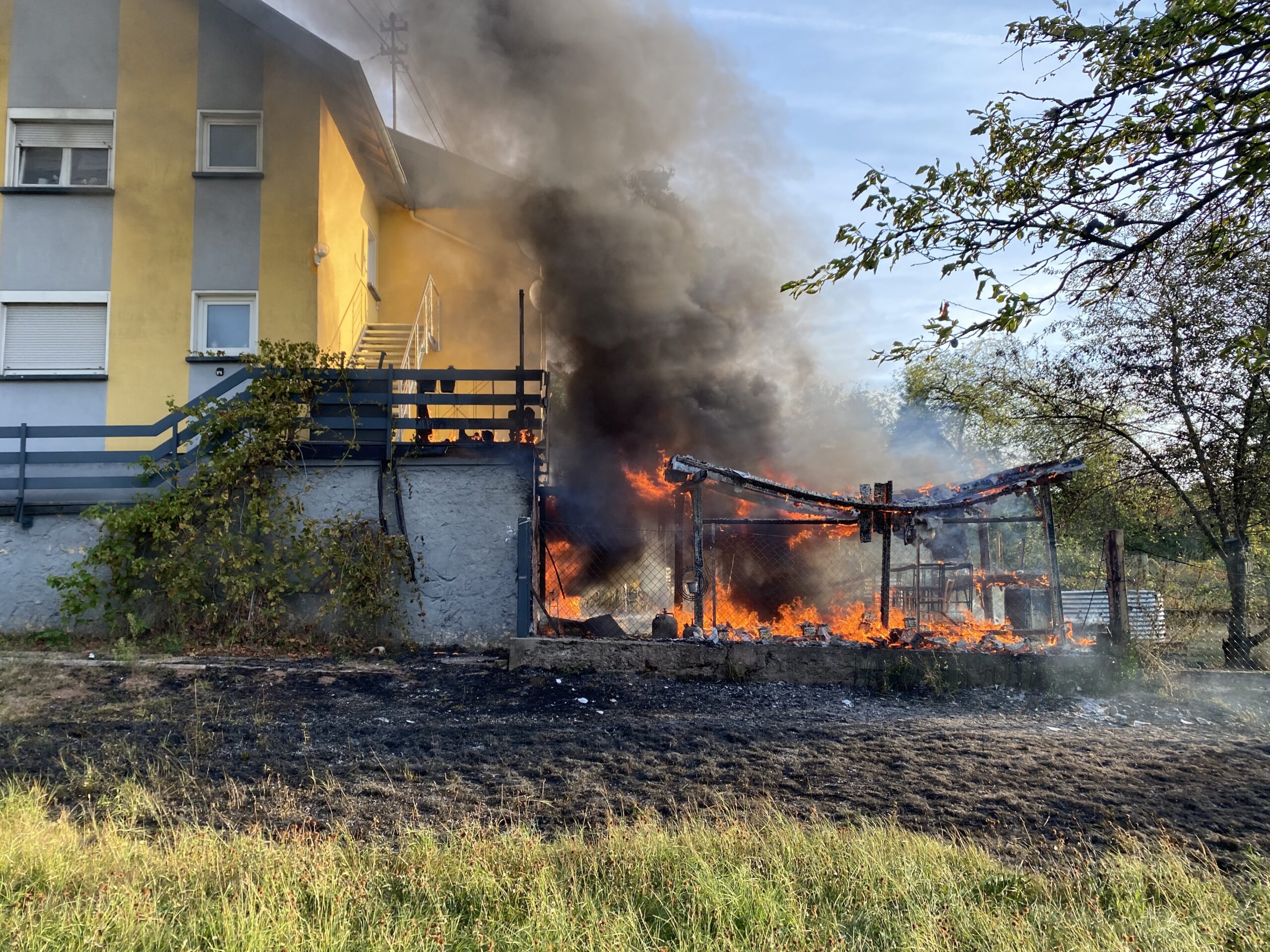 ein gartenhaus in hirstein steht in flammen