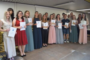 Die Absolventinnen und Absolventen 2022 der Fachoberschule Gesundheit und Soziales der Dr.-Walter-Bruch-Schule St. Wendel mit ihren Zeugnissen
