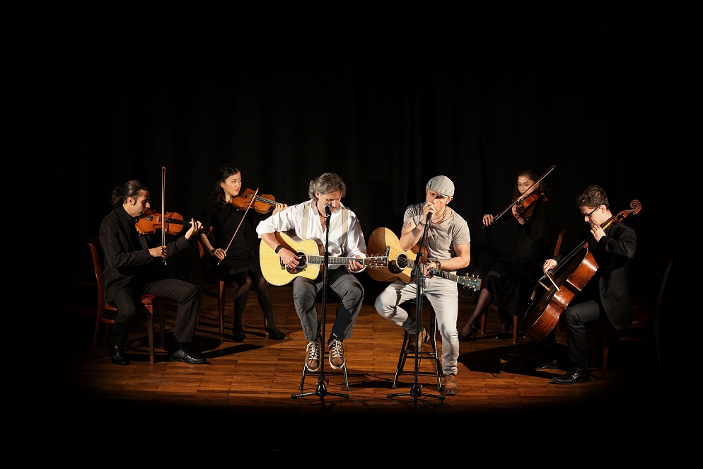 Das Graceland Streicherquartett und Band auf einer Bühne