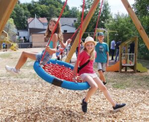 Kinder spielen auf dem Mehrgenerationenspielplatz in Hoof