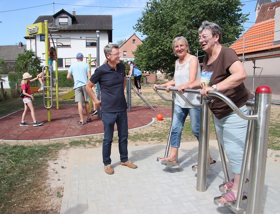 St. Wendels Bürgermeister Peter Klär (links) bei der Eröffnung des Spiel – und Fitnessbereiches des Mehrgenerationenplatzes in Hoof. (Foto: J. Bonenberger)