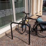 Ein Fahrrad steht an einem Fahrradständer