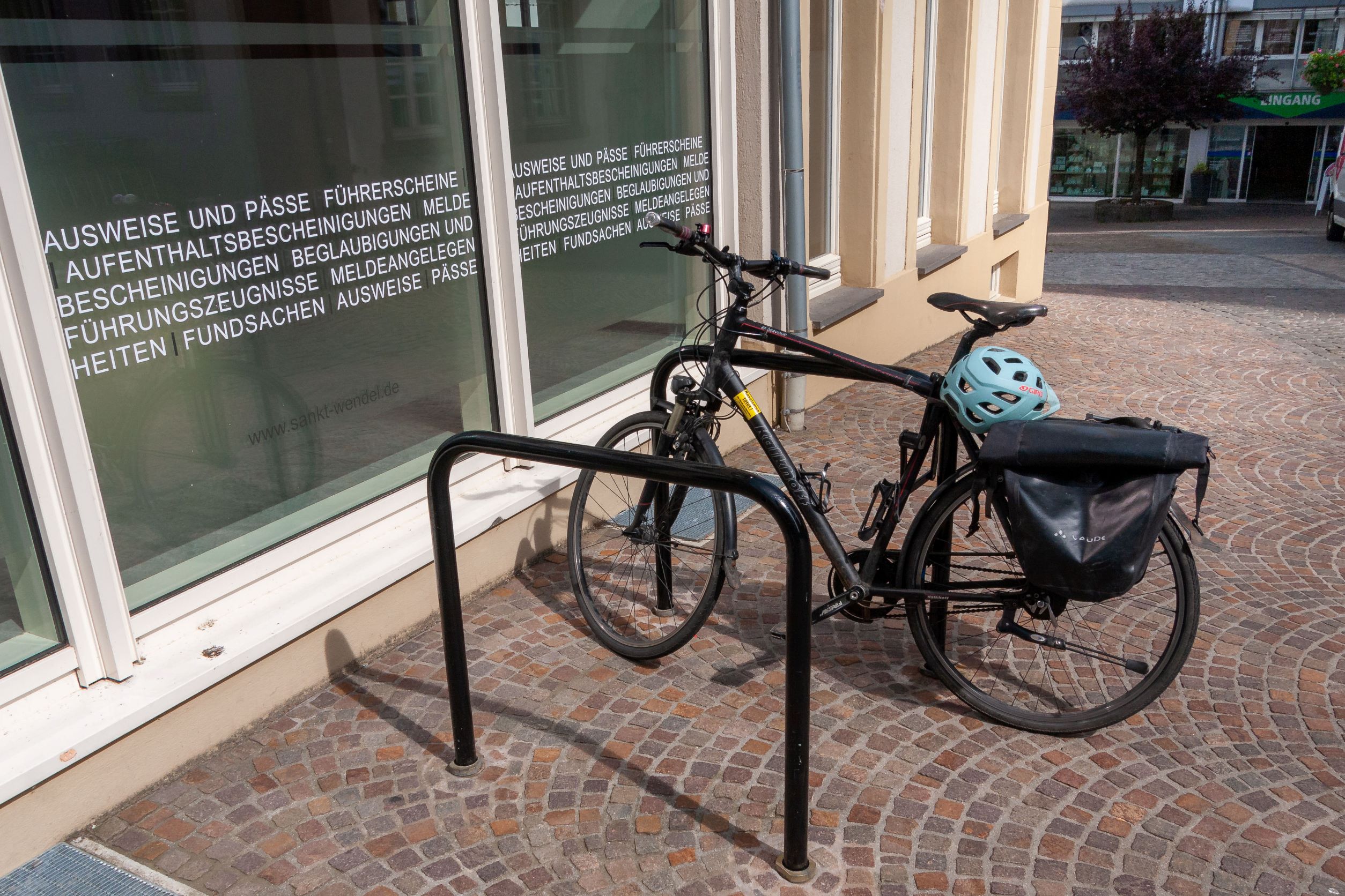 Ein Fahrrad steht an einem Fahrradständer