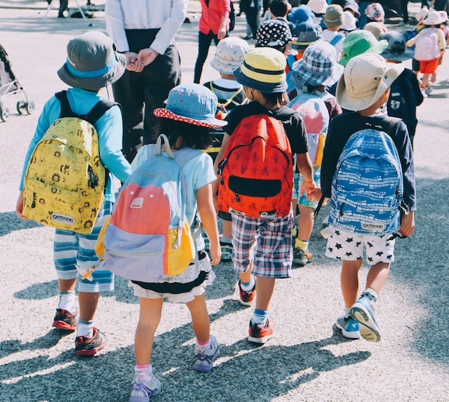 Schulkinder in einer Gruppe auf dem Weg zur Schule