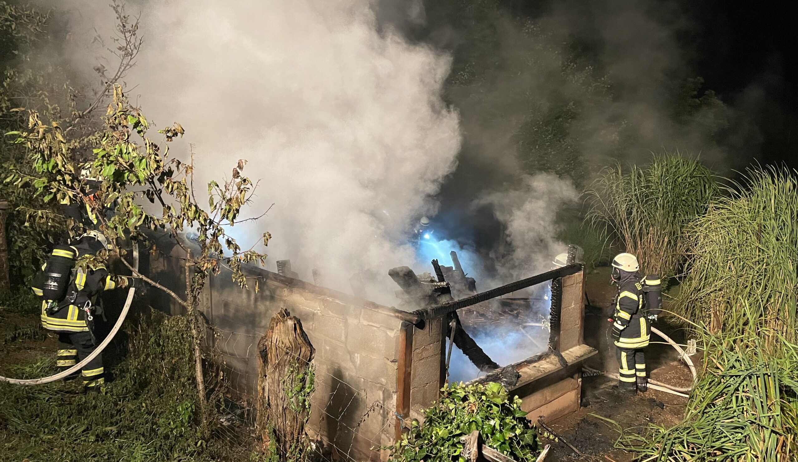 Feuerwehr löscht einen Hühnerstall in Winterbach