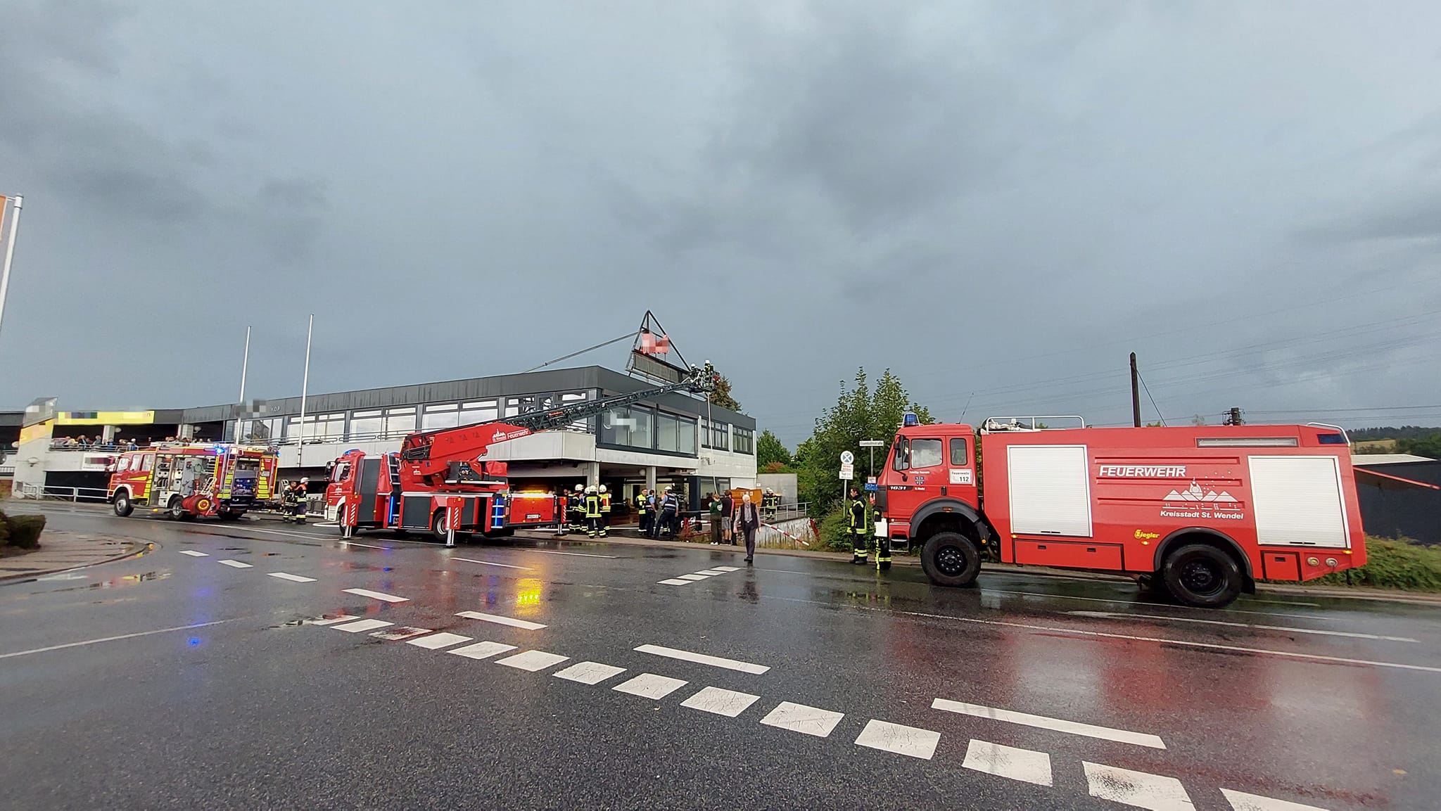 Feuerwehr im Einsatz: brennender elektronischer Werbebanner muss gelöscht werden