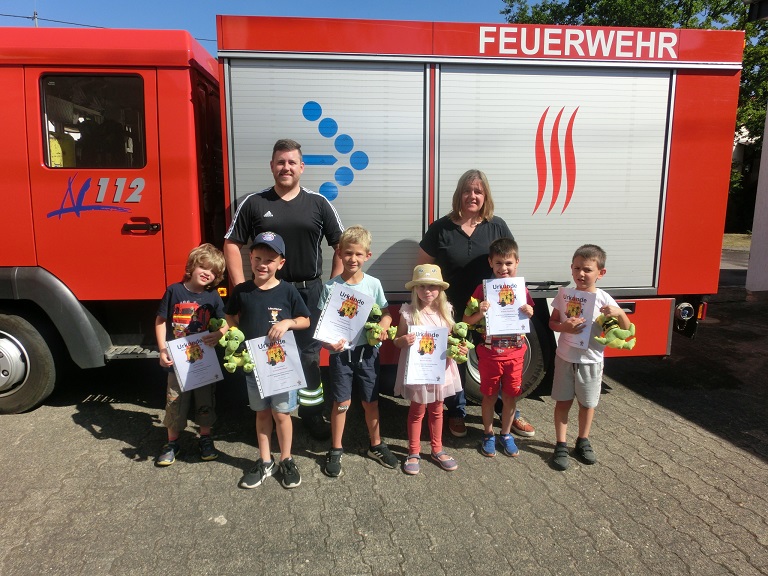 Stolz präsentierten die Kinder Urkunde und Plüschtier