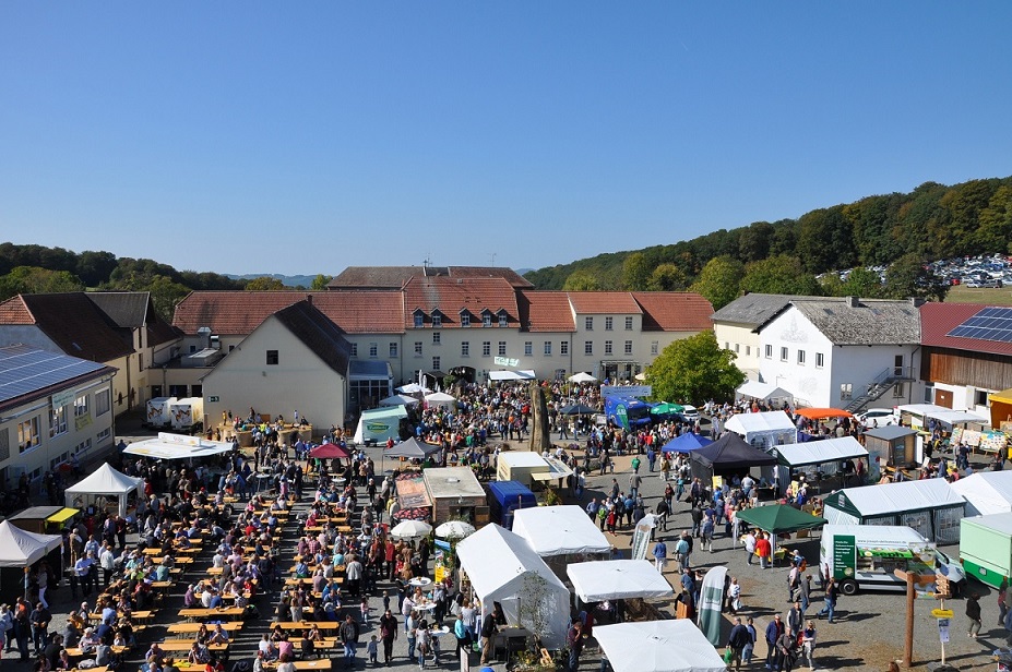 Aufnahme aus der Vogelperspektive vom Erntedankfest 2019 auf dem Wendelinushof