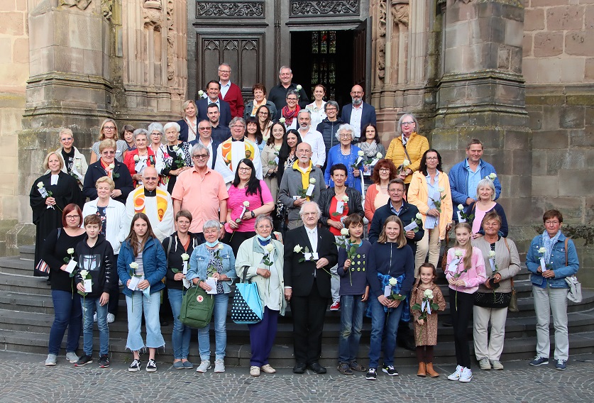 Die Teilnehmer des Friedenstages 2021 stehen zusammen vor der Basilika