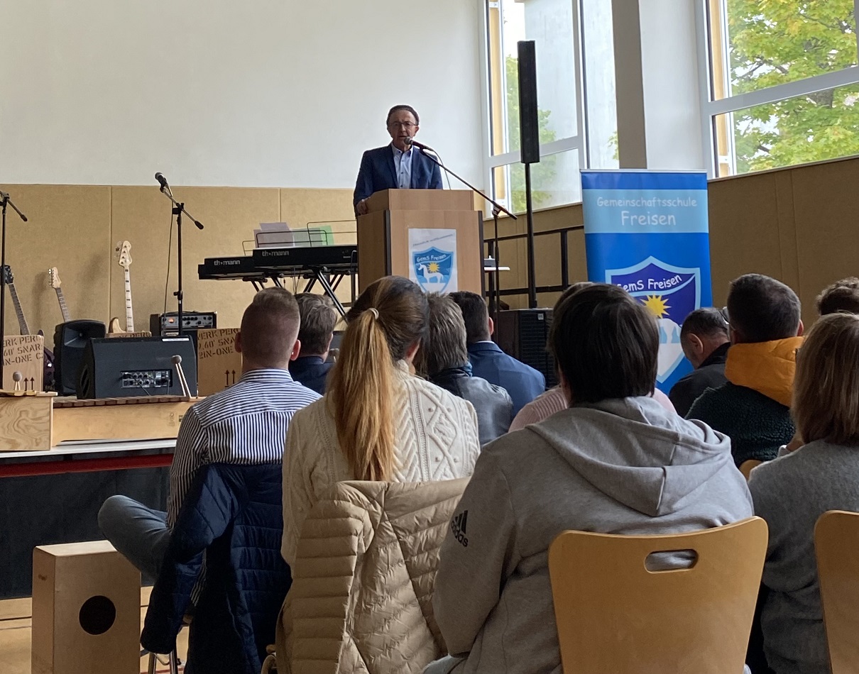 Rolf Mohr (Schulleiter a.D.) spricht am Schulfest über das Freisener Konzept