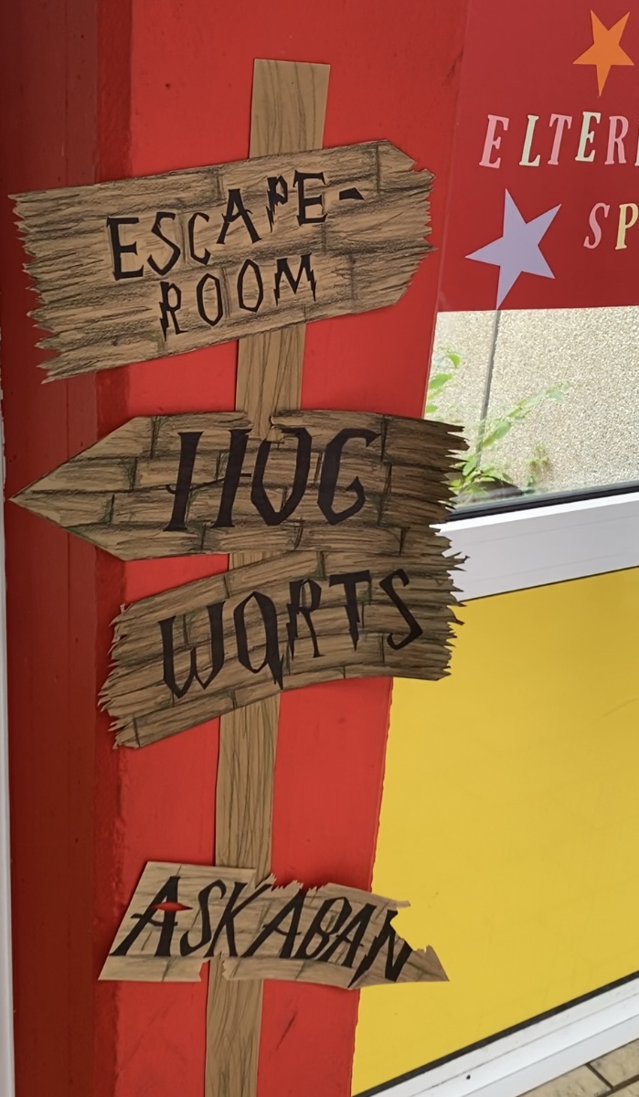 Selbstgebastelte Plakate der Schülerinnen und Schüler für das Schulfest der GemS Freisen