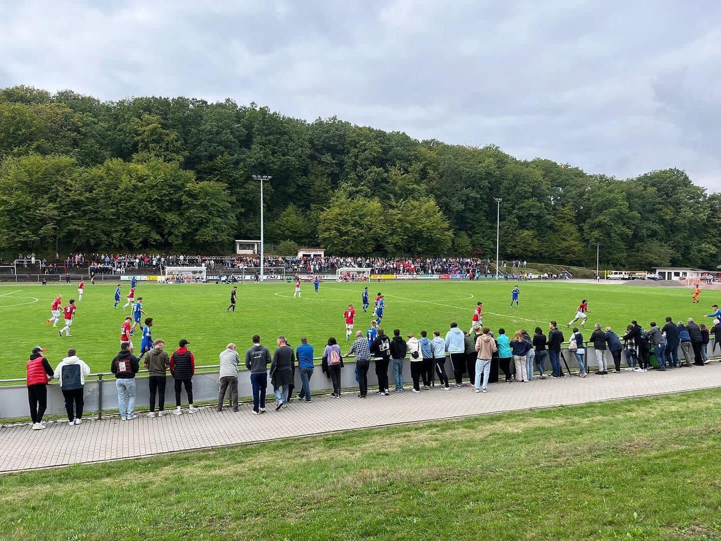 Auf dem Fußballplatzes des Hasborner Waldstadion spielen die A-Junioren der JFG Schaumberg-Prims und des Schalke 04 im DFB-Pokal gegeneinander. Um das Feld herum stehen zahlreiche Zuschauer