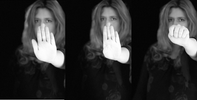 Das Signal für Hilfe: 1. Eine Hand senkrecht mit der Innenfläche in Richtung der Person gezeigt, die man auf sich aufmerksam machen möchte. 2. Der Daumen wird nach innen zur Handinnenfläche gebogen. 3. Die Hand wird zu einer Faust geschlossen.