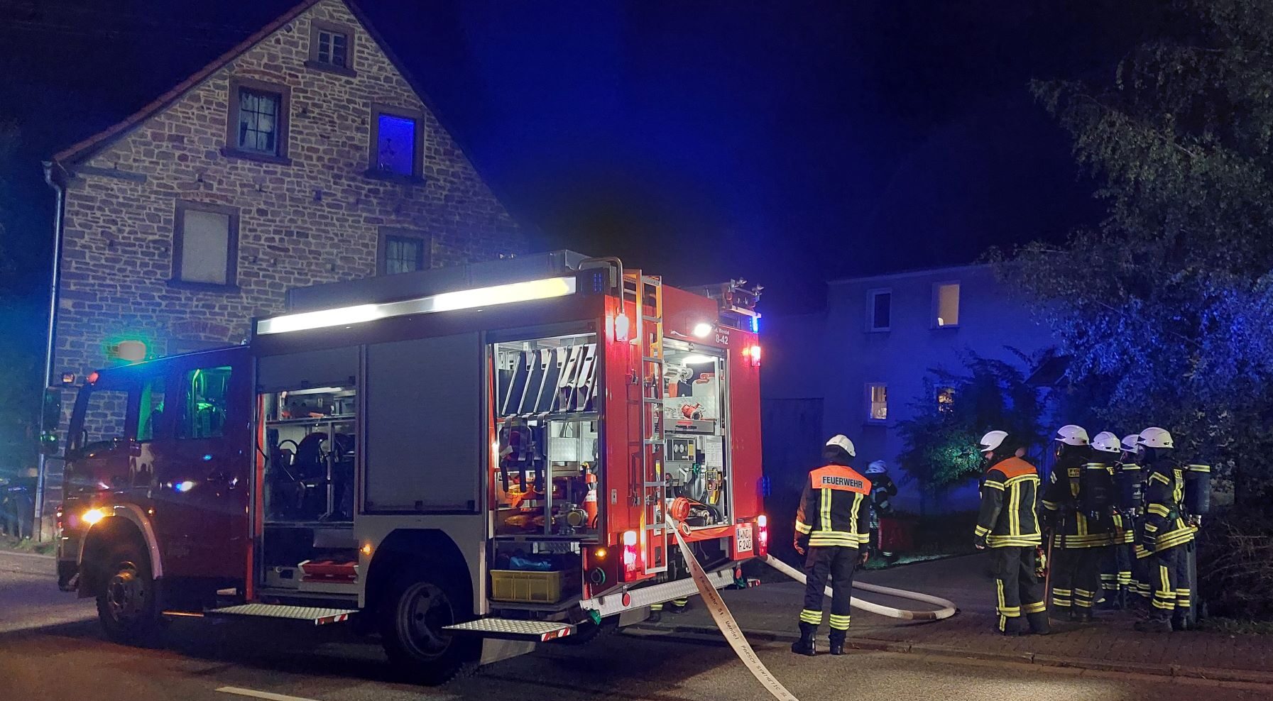 ein feuerwehrauto bei einem einsatz in oberlinxweiler