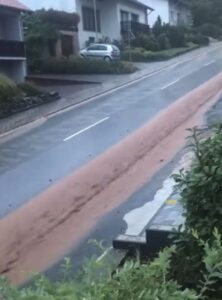 Überschwemmte Straße in Güdesweiler