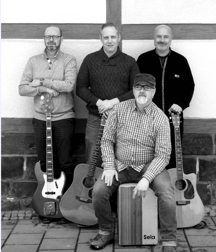 Die Musiker der Schwarz-weiß Aufnahme der BandBoltHill Gang mit Gitarren