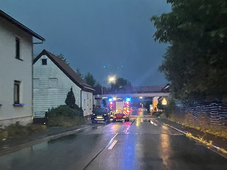 Feuerwehreinsatz in der Abenddämmerung