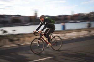 ein radfahrer fährt eine straße entlang