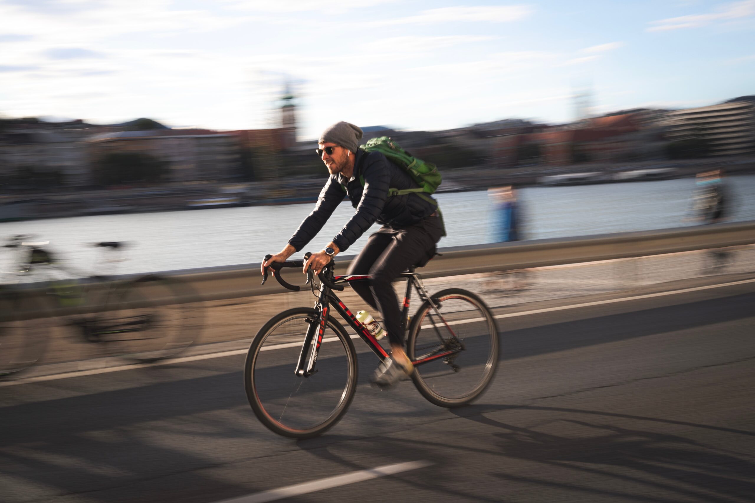 ein radfahrer fährt eine straße entlang