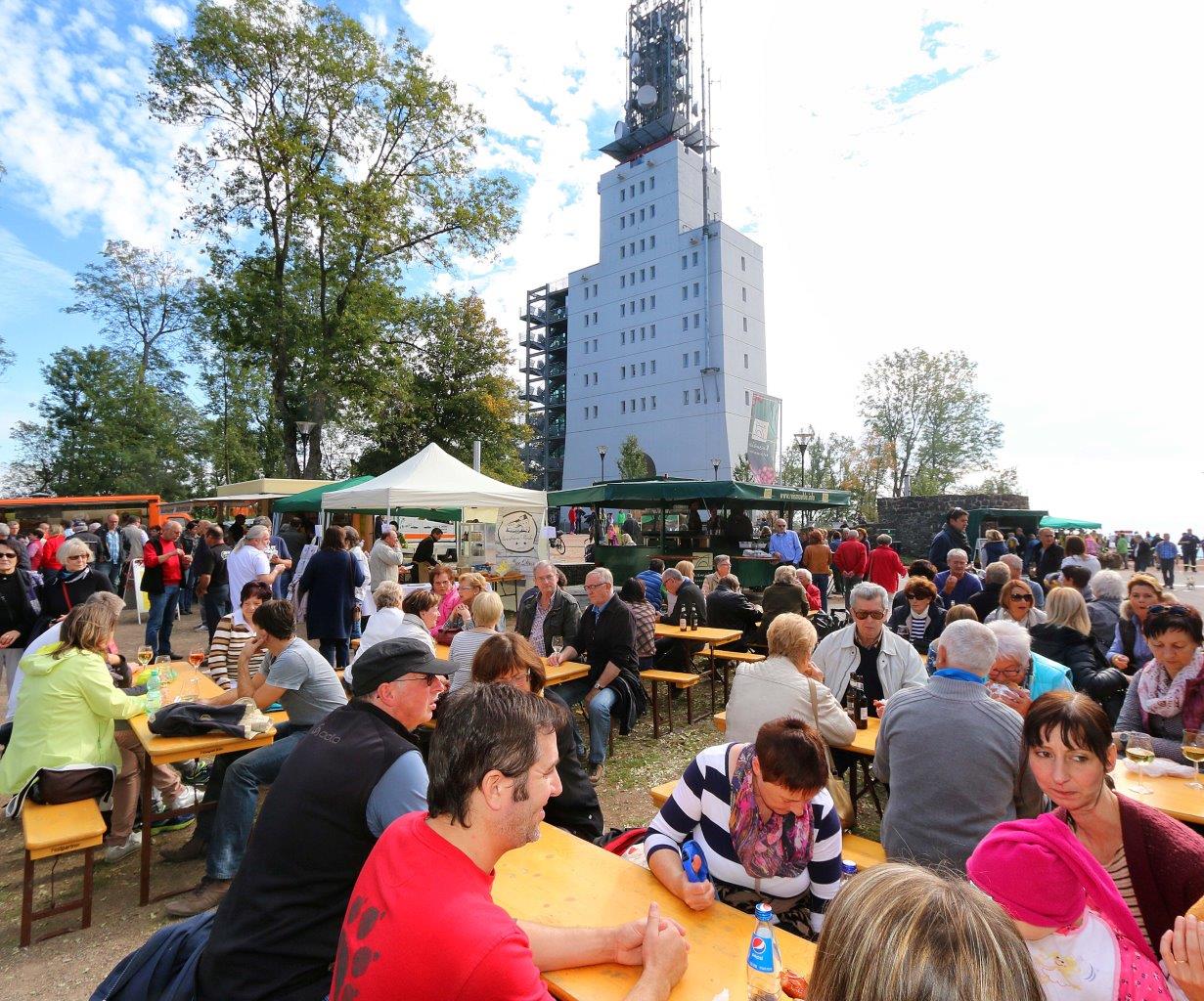 viele menschen sitzen beim wein- und käsemarkt auf dem Schaumbergplateau in Tholey
