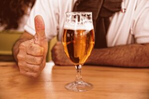 ein daumen hoch und ein bier