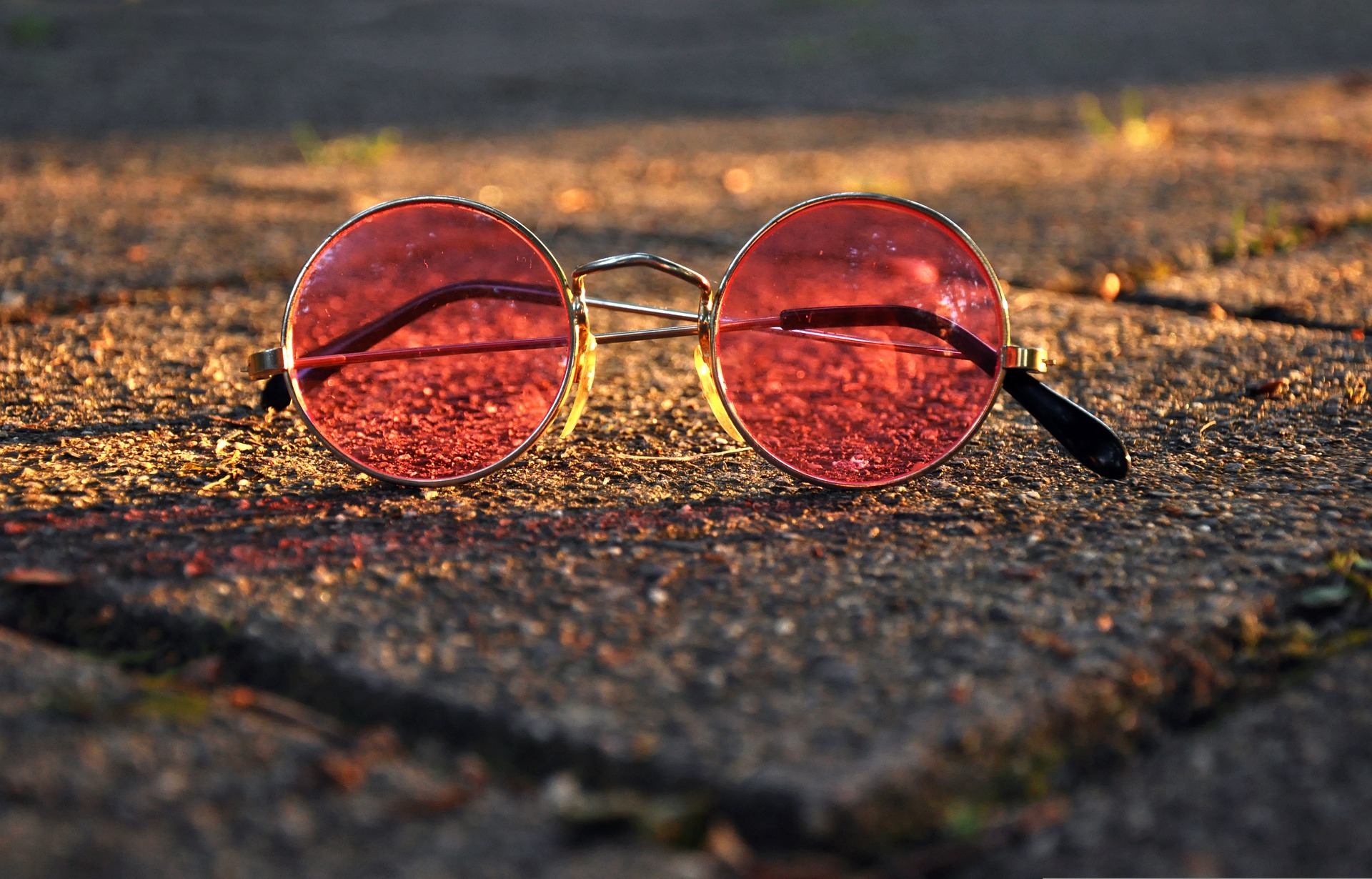 eine lennon-sonnenbrille liegt auf dem boden