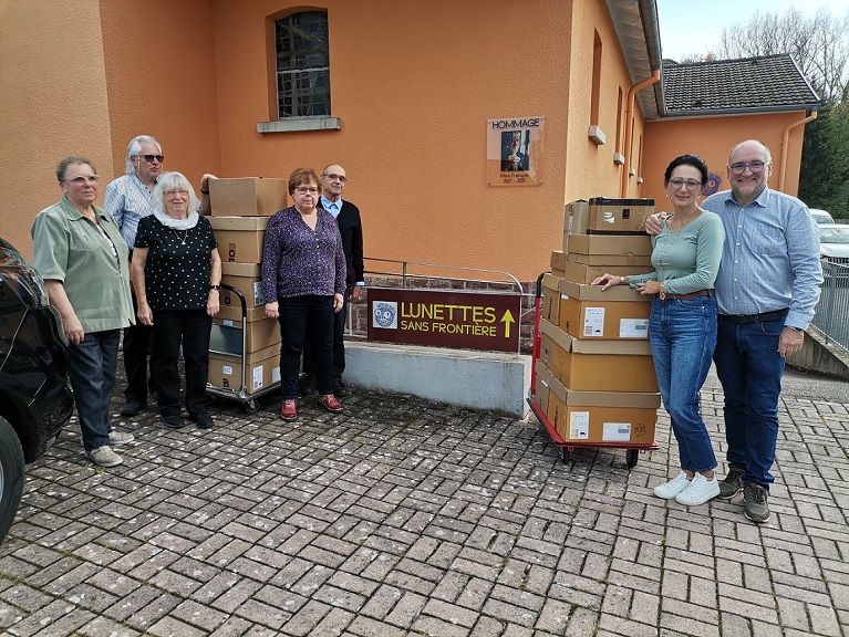 v.l.n.r.: Schwester Agnes (L.S.F.), Mary & Erwin Raddatz (Heimat- und Verkehrsverein WEISELBERG e.V. - Café Edelstein),  Marieangel (L.S.F.),  Jean-Francois Bonnard (Präsident L.S.F.),  Michaela & Michael Roos (Gudd-Zweck UG)  -bei der Ankunft und Entladung der 10 Brillen-Kartons. (Foto: Michael Roos)