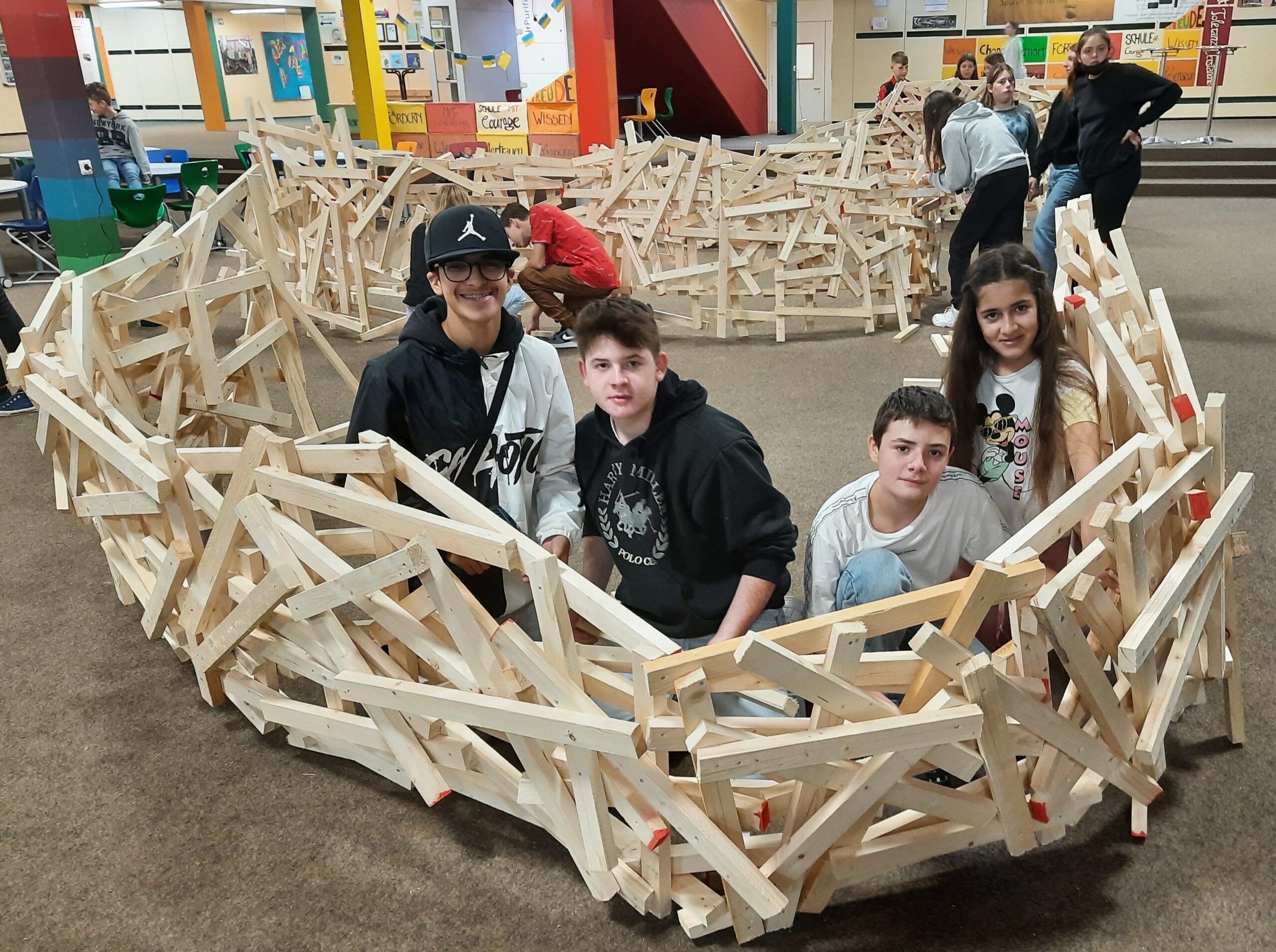 Die 8b beim Bau des Kunstprojektes aus Dachlatten