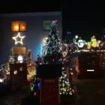 Das aufwendig dekorierte und beleuchtete Weihnachtshaus in Bliesen erstrahlt in der Dunkelheit (Foto: Tabea Hahnenberg)