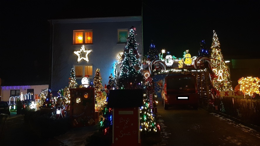 Das aufwendig dekorierte und beleuchtete Weihnachtshaus in Bliesen erstrahlt in der Dunkelheit (Foto: Tabea Hahnenberg)