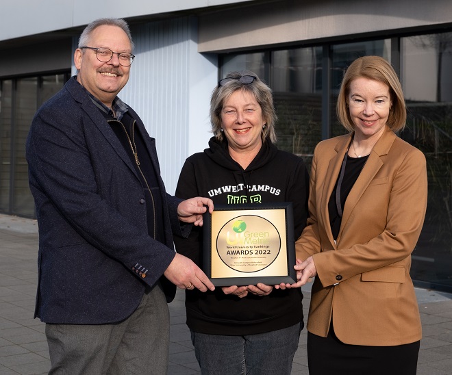  v.l.n.r.: Prof. Dr. Klaus Helling (Nachhaltigkeitsbeauftragte des Umwelt-Campus Birkenfeld), Claudia Hornig (Kanzlerin der Hochschule Trier) und Prof. Dr. Dorit Schumann (Präsidentin der Hochschule Trier) freuen sich über die Auszeichnung (Foto: Jannik Scheer)