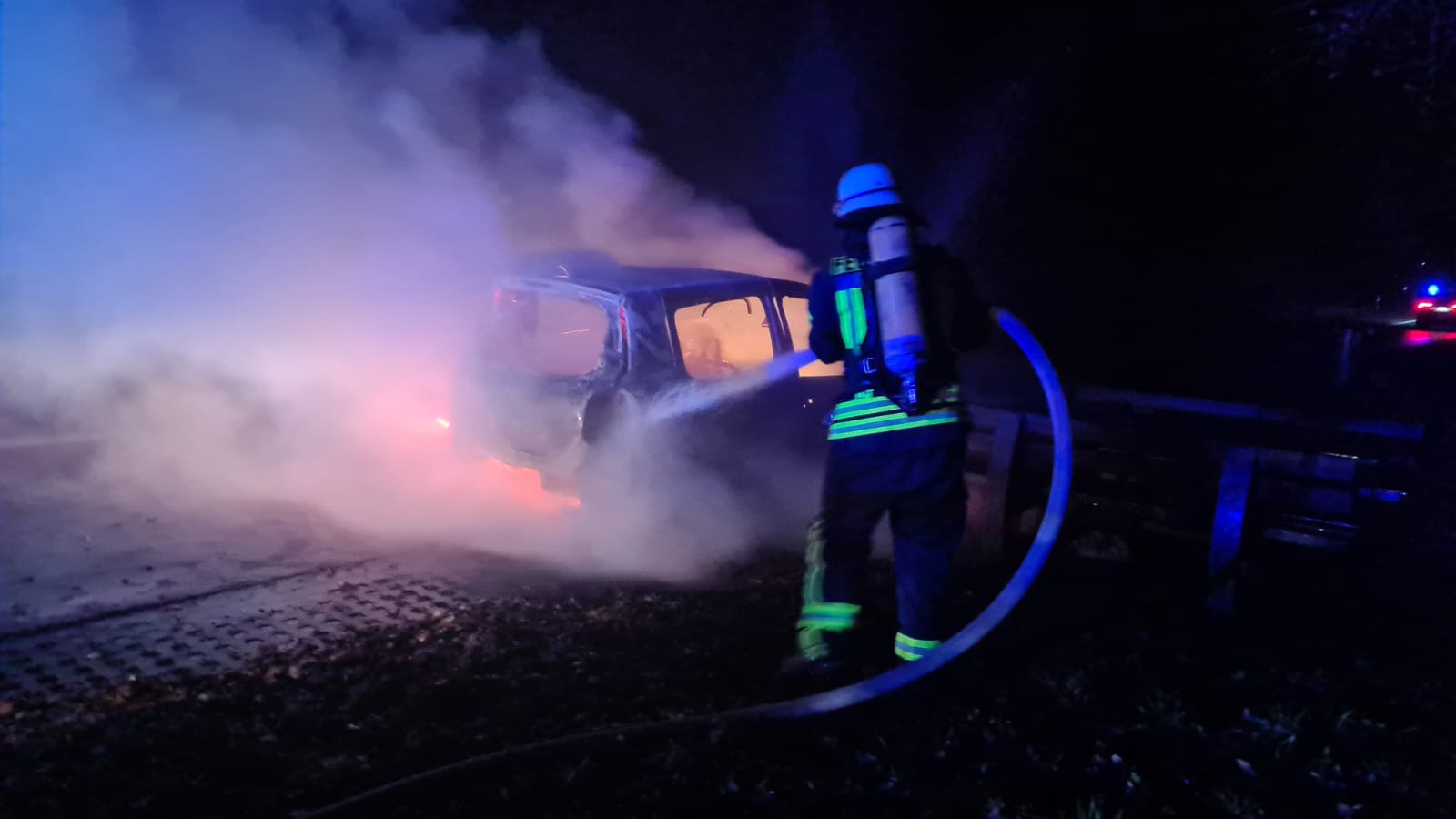 Am 31.12.22 ist ein Kleinwagen auf der A1 bei Tholey in Flammen geraten (Foto: Lukas Becker)