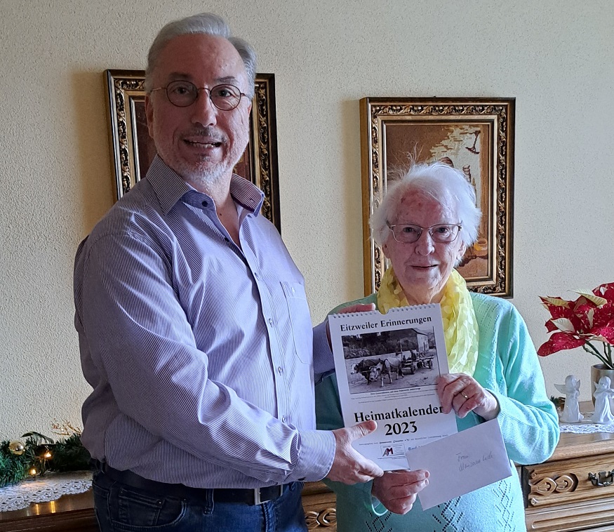 Eitzweilers Ortsvorsteher Gerald Linn (links) zeichnete die 92-jährige Mitbürgerin Marianne Loch mit einem Geldehrengeschenk und den Eitzweiler Erinnerungen 2023 aus. (Foto: Sabine Linn)