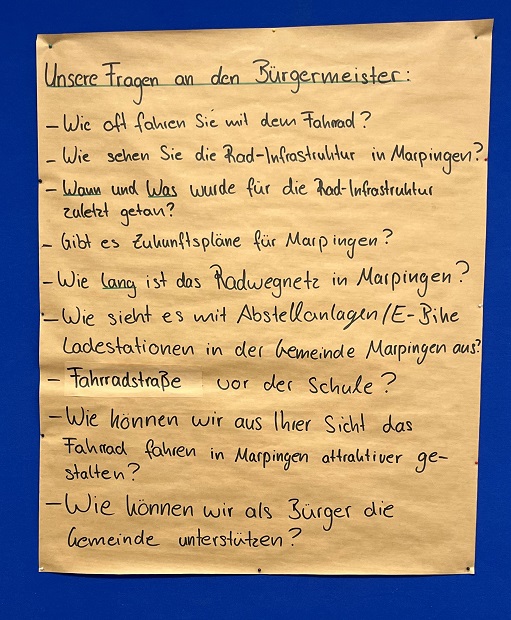 Ein Plakat mit Fragen der Schüler an den Bürgermeister (Foto: Julia Ehre)
