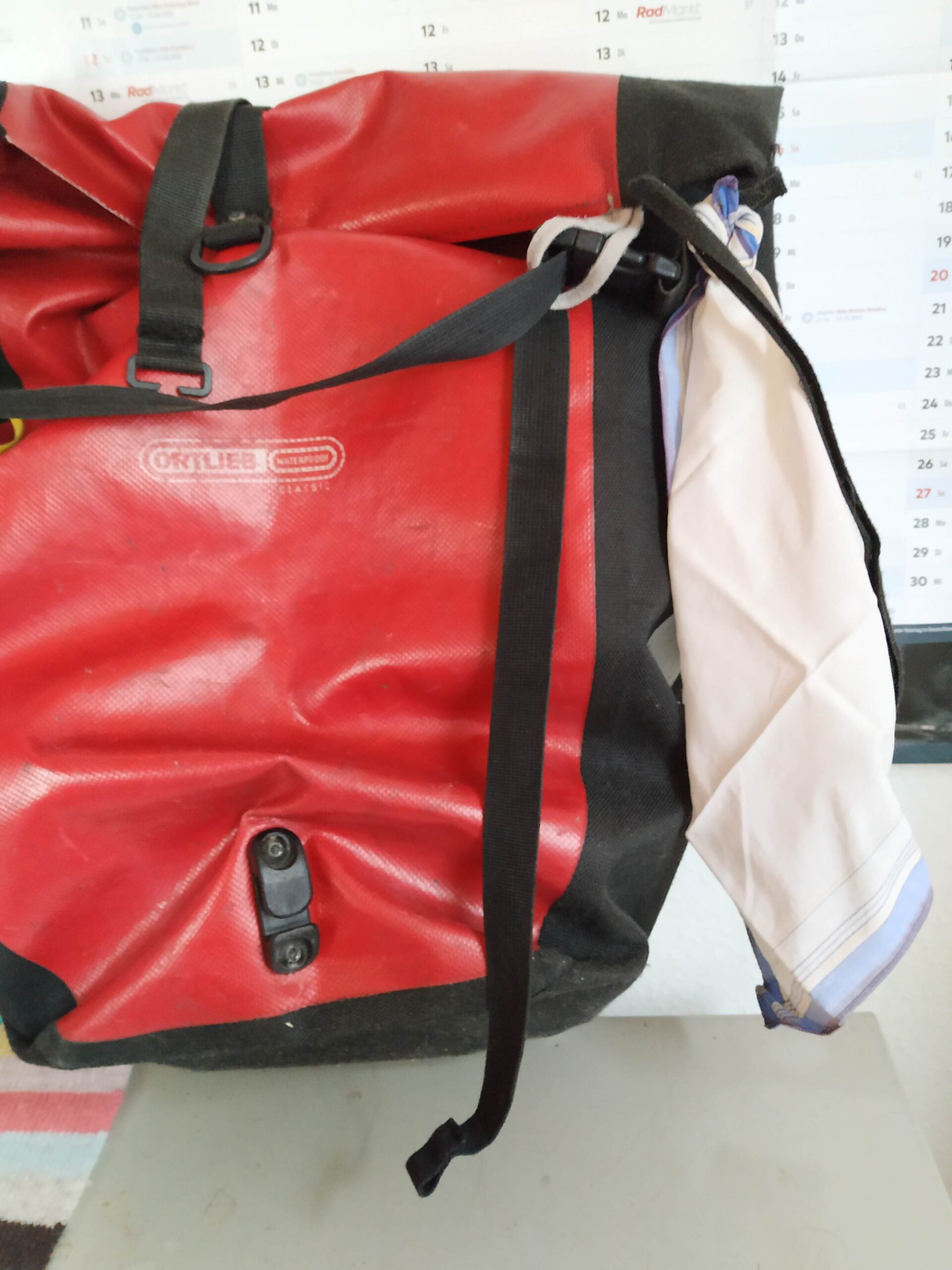 Ein weißes Tuch am Rucksack als Friedenssymbol (Foto: Astrid Johann)