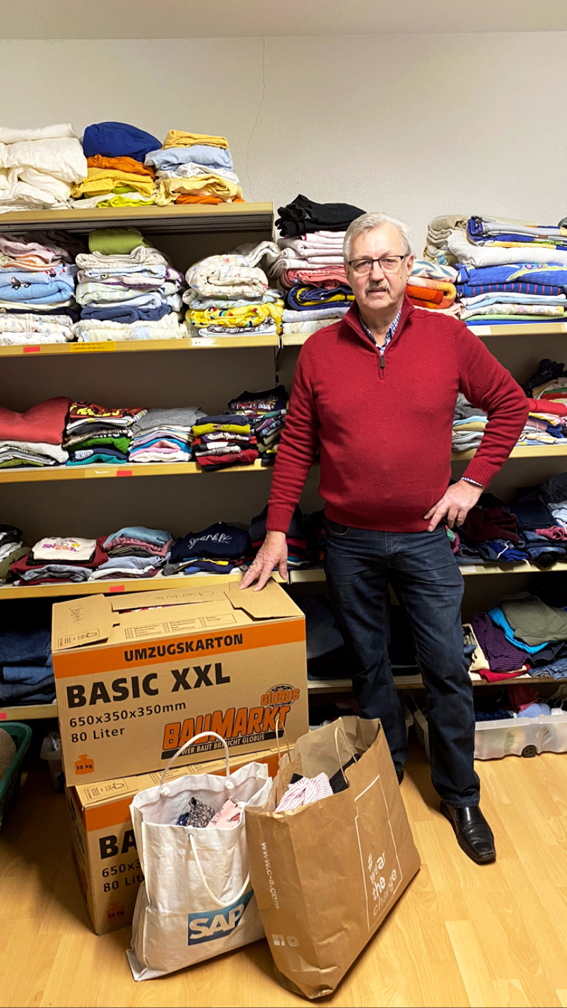 Franz Bauer, Ansprechpartner der ev. Kleiderkammer St. Wendel mit einigen Spenden des Gymnasium Wendalinum.