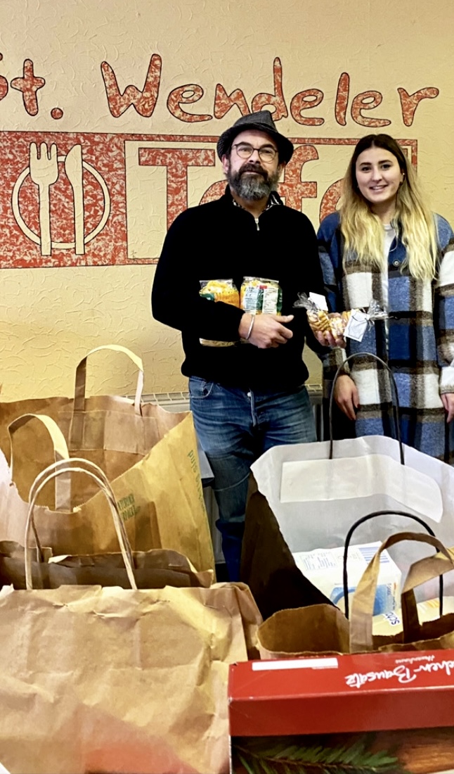 Thomas Mörsdorf und Celine Wagner bei der Übergabe der Lebensmittelspenden in der Tafel St. Wendel.