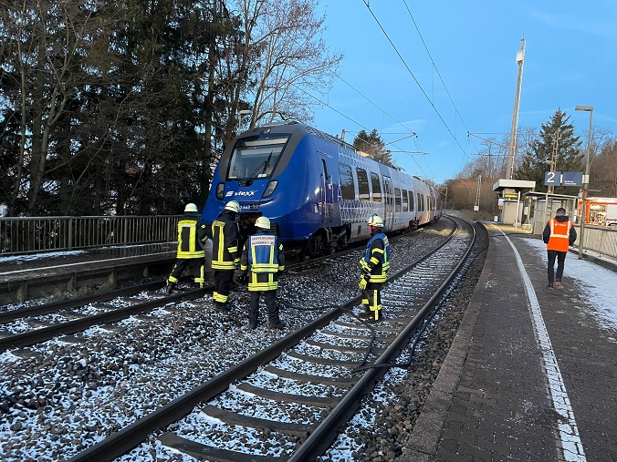 Am frühen Freitagmorgen kam es zu einem Bahnunglück zwischen Namborn und Hofeln: Ein Zug ist mit drei Pferden kollidiert. (Foto: Lukas Becker, Feuerwehr)